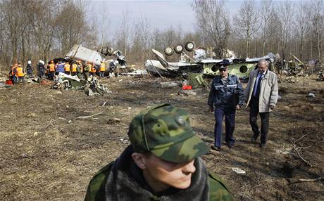 Msto havrie Tupolevu TU-154M u ruskho Smolensku. V letadle zahynuly polsk politick piky vetn prezidenta Kaczynskho. (12. dubna 2010)