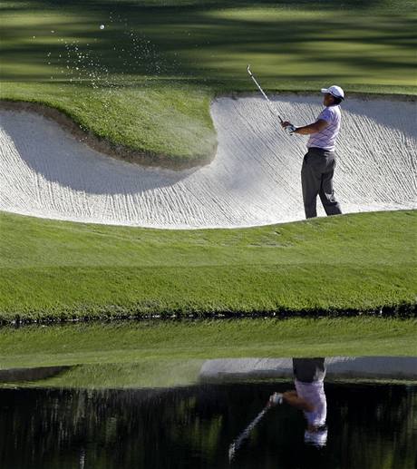 Tiger Woods a jeho bunker shot  na 13. jamce Augusta National - i to je Amen Corner.