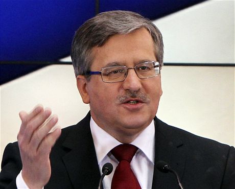 Pedseda horn komory polskho parlamentu Bronislaw Komorowski po tragick smrti Lecha Kaczynskho pevzal prezidentsk povinnosti