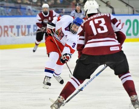 Bohumil Jank pl v utkn eskch hokejist do 18 let proti Lotysku.