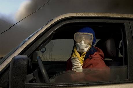 Islandt farmi se ped vudyptomnm prachem chrn maskami a brlemi