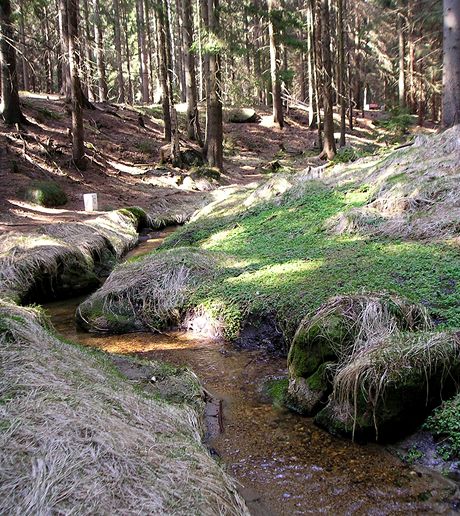 Chodnek k eskmu Nordkapu se vine kolem krsnho potku (vlevo esko, vpravo Nmecko)