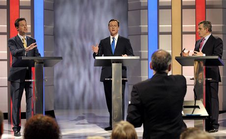 V televizn debat nejvce zabodoval vdce liberlnch demokrat Nick Clegg (na snmku zcela vlevo).