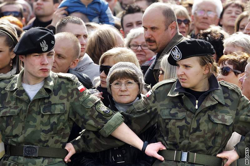 Píjezd rakve s polským prezidentem Lechem Kaczynskym sledovaly v centru Varavy desetitisíce lidí. (11. dubna 2010)