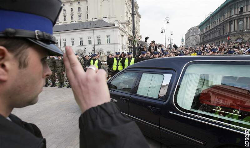 Píjezd rakve s polským prezidentem Lechem Kaczynskym sledovaly v centru Varavy desetitisíce lidí. (11. dubna 2010)