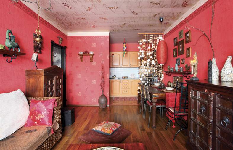 Obývací prostor oddluje od kuchyn pouze perleový závs