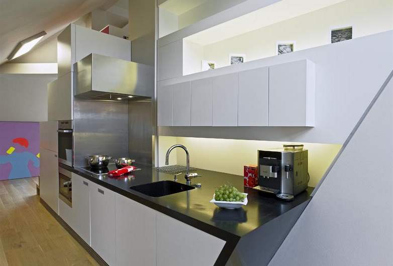 Kuchyn je pizpsobená dynamice prostoru, boní stna je zkosená