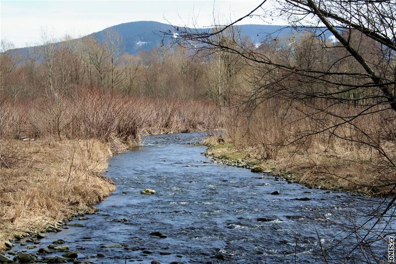 Morávka, panorama prvních vrchol Beskyd se zbytky snhu