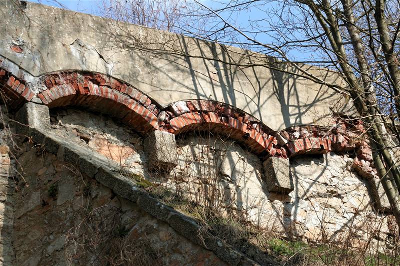 Detail Vysokého mostu. Místy jsou na zdivu patrny stopy oprav. Zejm ne tak zcela dávných