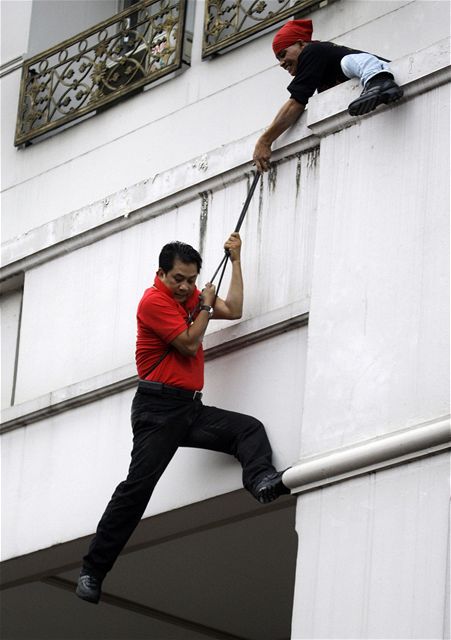 Vdce thajskch demonstrant prch na lan z hotelu