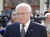 esk prezident Vclav Klaus si na bohumnskm ndra pesed do limuzny, kter ho odveze na poheb polskho prezidenta do Krakova (18. dubna 2010)