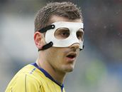 Admir Ljevakovi, fotbalista Teplic, s obliejovm krytem, kter chrn porann nos