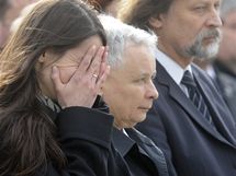 Dcera zesnulho prezidenta Lecha Kaczynskho na varavskm letiti ped rakv svho otce. (11.4. 2010)