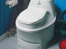 Automatick kompostovac toaleta: ze spodnch dvek vytahujete hotov kompost