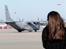 Dcera prezidentskho pru Marta se lou s letadlem, kter odv rakve s jejmi rodii do Krakova na poheb (18. dubna 2010)
