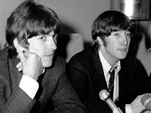 John Lennon (uprosted) doprovzen leny The Beatles Georgem Harrisonem (vlevo) a Ringo Starrem se omlouv za svj vrok (Chicago, 1966)