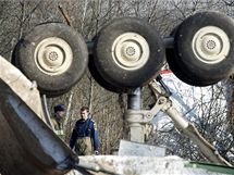 Msto havrie Tupolevu TU-154M u ruskho Smolensku. V letadle zahynuly polsk politick piky vetn prezidenta Kaczynskho. (12. dubna 2010)