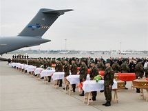 Na varavsk letit pistlo letadlo s ticeti rakvemi s ostatky obt leteck katastrofy ve Smolensku. (14. dubna 2010)