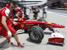 Felipe Massa ze stje Ferrari vyjd z box na na tra Velk ceny ny.