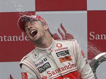 Jenson Button si uv sprku ampaskm po triumfu ve Velk cen ny.