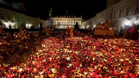 Poláci ped prezidentským palácem ve Varav kladli vnce a zapalovali svíky na památku prezidenta Kaczynského(11.4.2010) 