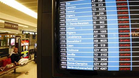 Obrazovka se seznamem zrušených letů na letišti Orly v Paříži. (19. dubna 2010) Obrazovka se seznamem zrušených letů na letišti Orly v Paříži. (19. dubna 2010)