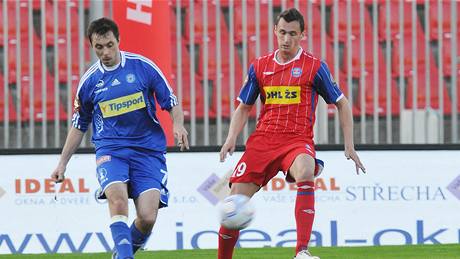 Míč zpracovává brněnský Lukáš Křeček , napadá ho Michal Ordoš z Olomouce Míč zpracovává brněnský Lukáš Křeček , napadá ho Michal Ordoš z Olomouce