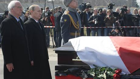 Ruský premiér Vladimir Putin ped rakví s tlem polského prezidenta Kaczynského ve Smolensku. (11.4. 2010) 