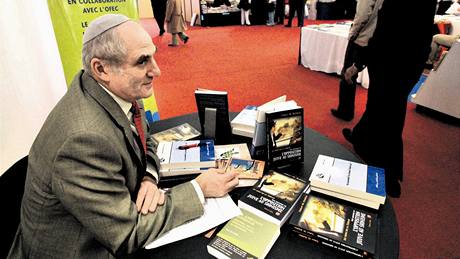 Jaakov Rabkin se svou knihou na Mezinárodním knižním trhu v Casablance, 13. února 2007 Jaakov Rabkin se svou knihou na Mezinárodním knižním trhu v Casablance, 13. února 2007