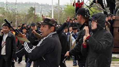Píznivci svreného kyrgyzského prezidenta na shromádní ve mst O (15. dubna 2010)