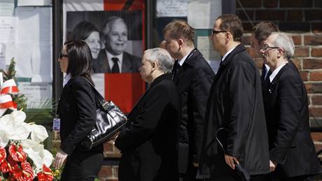 Bratr zesnulého polského prezidenta Jaroslaw Kaczynski (druhý zleva) pichází do Mariánského kostela na záduní mi (18. dubna 2010)