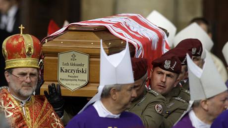 Vojáci vynáejí tlo Lecha Kaczynského z Mariánské katedrály, kde se konala záduní me (18. dubna 2010)