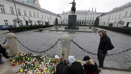 Polci smutn ped prezidentskm palcem ve Varav po nehod Lecha Kaczynskho v Rusku (10. dubna 2010)