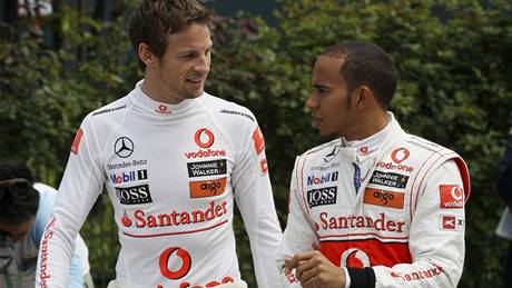 Duo McLarenu ped kvalifikací Velké ceny íny.