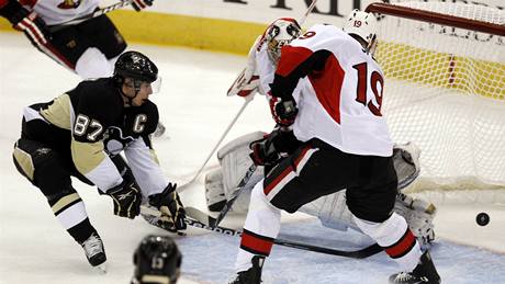 Kapitán Pittsburghu Sidney Crosby pekonává obranu Ottawy. 