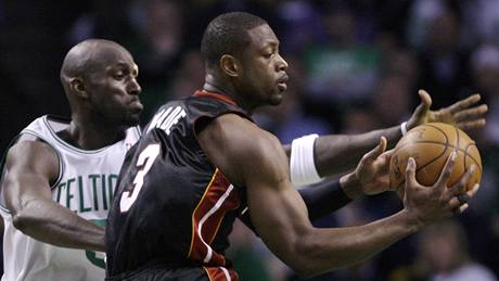 Kevin Garnett z Bostonu (vlevo) se snaží vypíchnout míč Dwyanu Wadeovi z Miami. Kevin Garnett z Bostonu (vlevo) se snaží vypíchnout míč Dwyanu Wadeovi z Miami.