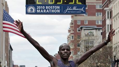 Robert Kiprono Cheruiyot vítzí ve 114. roníku maratonu v Bostonu. 