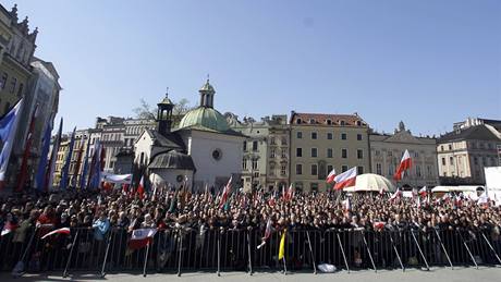 Tisíce Polák a dalích návtvník Krakova vykávají ped Mariánskou bazilikou, do které se na smutení mi sjídí delegace z celého svta (18. dubna 2010)