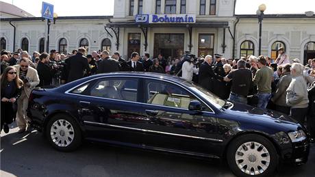 eský prezident Václav Klaus si na bohumínském nádraí pesedá do limuzíny, která ho odveze na poheb polského prezidenta do Krakova (18. dubna 2010)