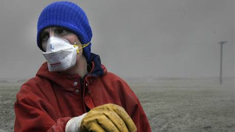 Islandtí farmái se ped vudypítomným prachem chrání maskami a brýlemi