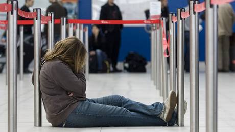 Kvůli oblaku sopečného popela byly zrušeny stovky letů a cestující uvízli na letišti v pražské Ruzyni Kvůli oblaku sopečného popela byly zrušeny stovky letů a cestující uvízli na letišti v pražské Ruzyni