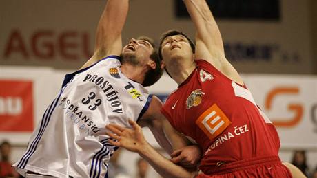 Prostějovský Kyle Landry (vlevo) bojuje o míč s Petrem Bendou z Nymburka Prostějovský Kyle Landry (vlevo) bojuje o míč s Petrem Bendou z Nymburka