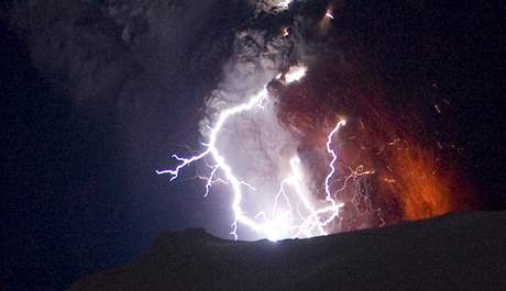 Islandská sopka Eyjafjallajökull chrlí lávu, v mraku sopeného popela se kíí...