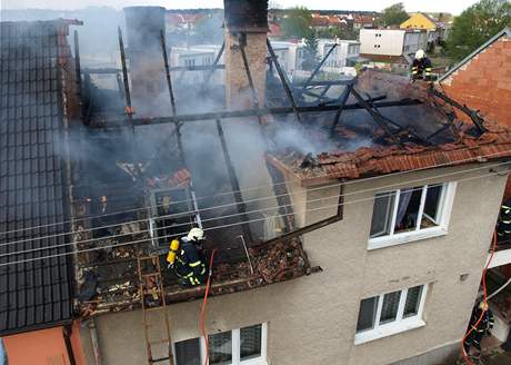 Poár rodinného domu v Ratíkovicích na Hodonínsku (28. 4. 2010).