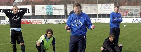 Miroslav Soukup udílí pokyny. Bedliv naslouchají fotbalisté Slovácka 