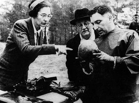 Odborníci zkoumali v roce 1943 nalezené tlesné pozstatky. Sovtský svaz tvrdil, e masakr polských dstojník není jeho dílem.