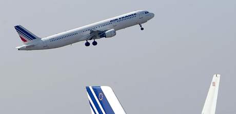 Letoun spolenosti Air France vzlétá z letit Charlese de Gaulla (21. dubna 2010)