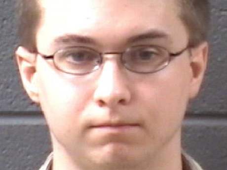 Tiadvacetiletý Joseph Sean McVey se pohyboval po parkoviti ashevillského letit se zbraní v ruce. (25. dubna 2010) 