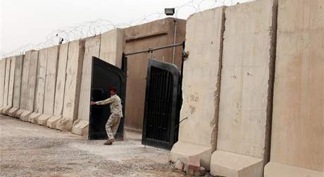 Vznice na vojenské základn Muthanna, kde irátí vyetovatelé mli muit a znásilovat vzn (22. dubna 2010)