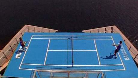 Verdasco a Sderling hraj tenis na hotelov terase v 21. pate 